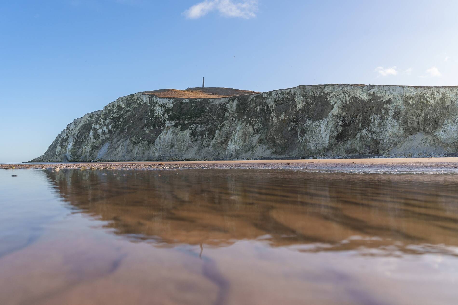 La mer peut se retirer loin au pied des falaises du Cap Blanc-Nez lors des Grandes Marées.