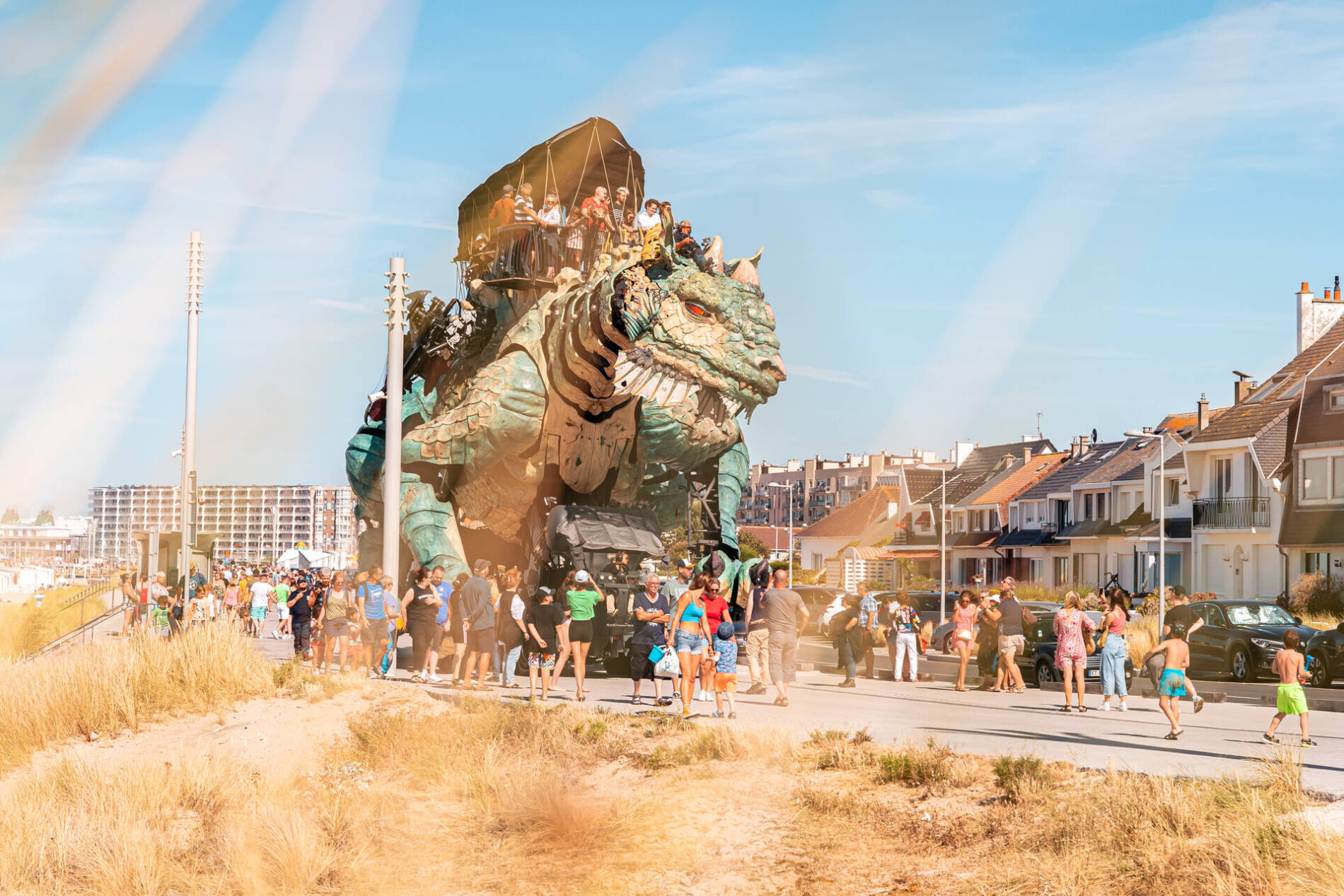 Le Dragon de Calais sur la plage, interagissant avec les visiteurs et son environnement.