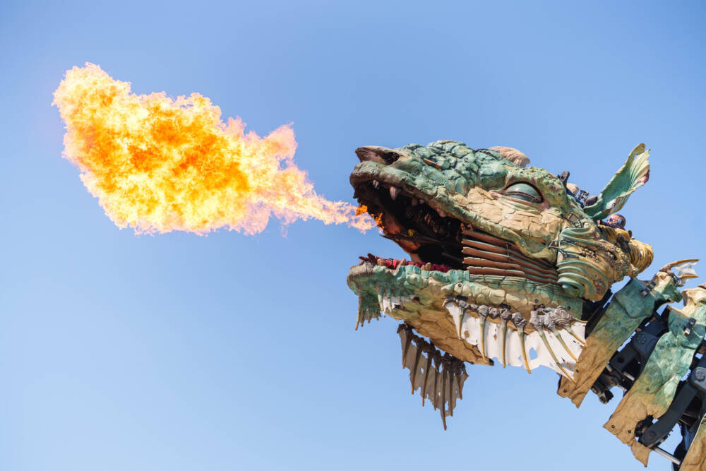 La flamme du Dragon de Calais sous un ciel dégagé.