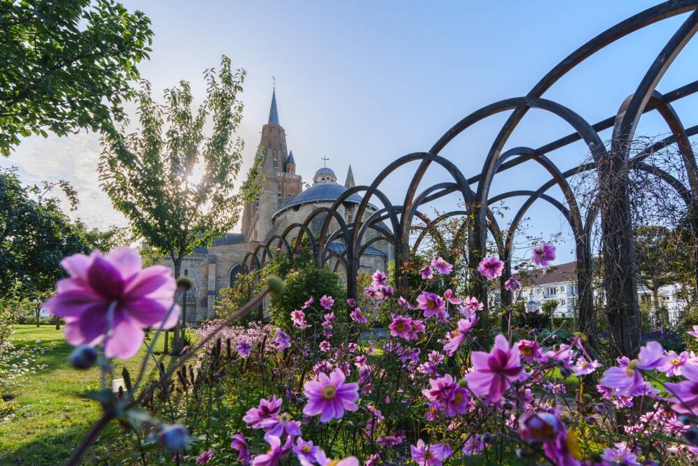 Le jardin Tudor au pied de l'Église Notre Dame de Calais où trône un bestiaire héraldique.