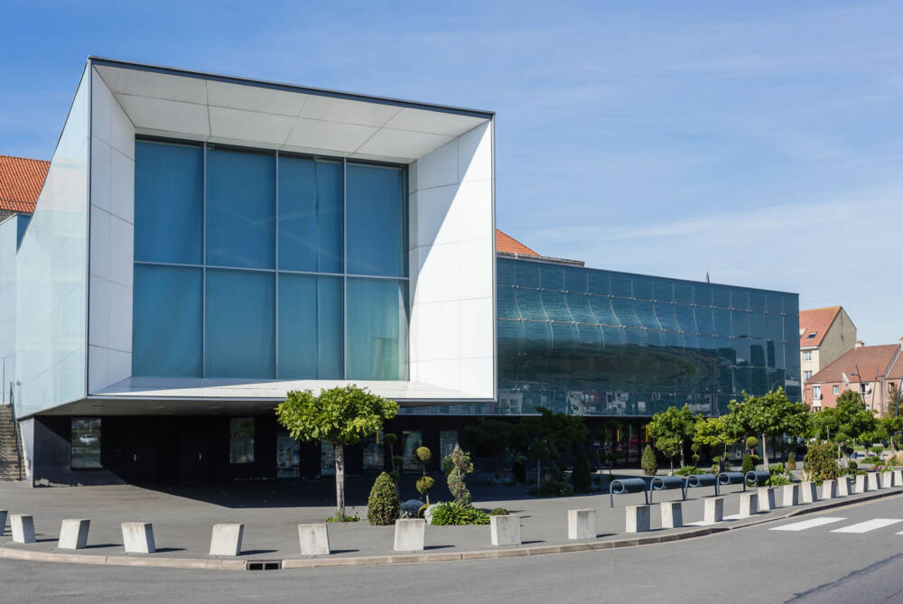 Façade moderne de la Cité de la Dentelle.