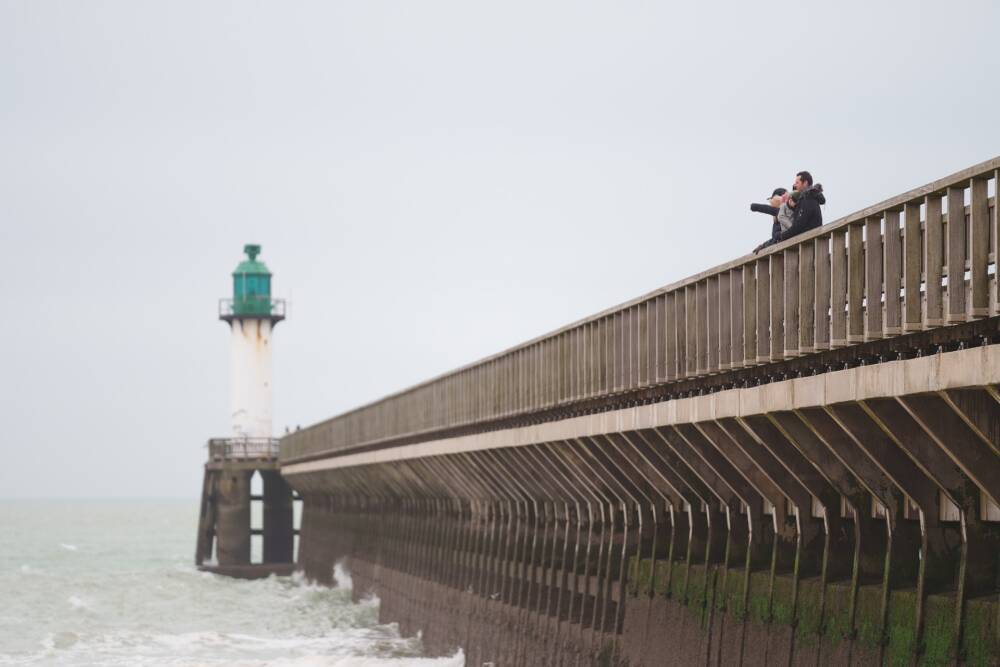 Une famille sur la jetée de Calais, contemplant le spectacle de la marée montante