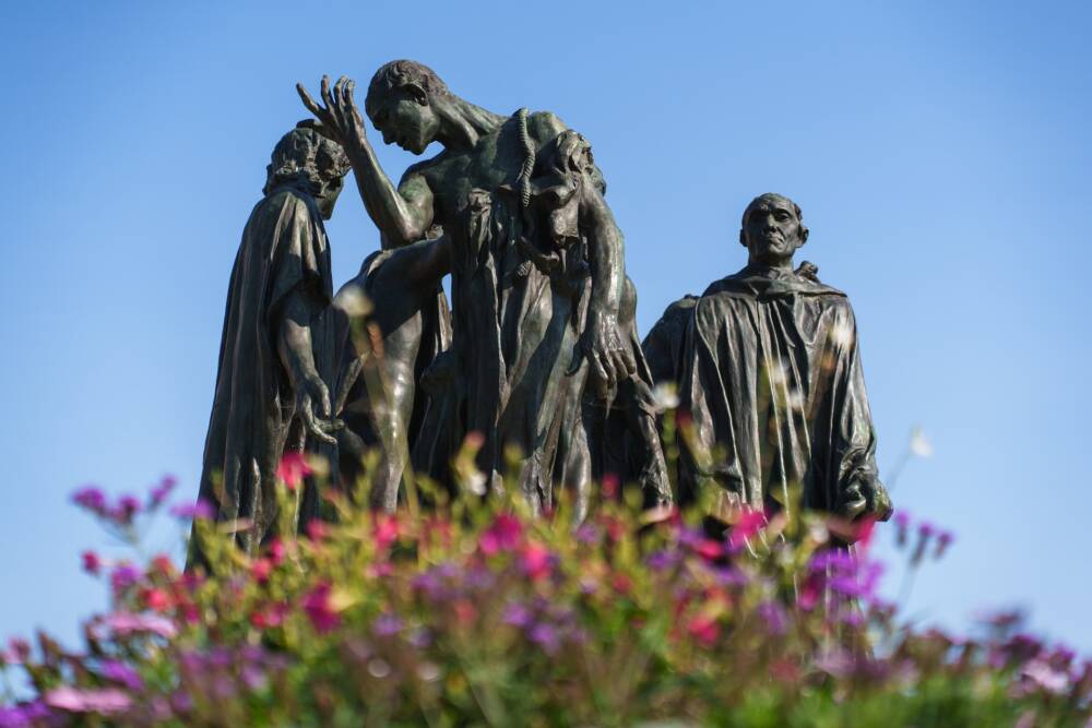 Vue contre-plongeante du groupe statutaire de Rodin : Les Bourgeois de Calais.