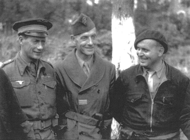 Le Commandant Roger Mengin a gauche Collection Musee Memoire 1939 1945