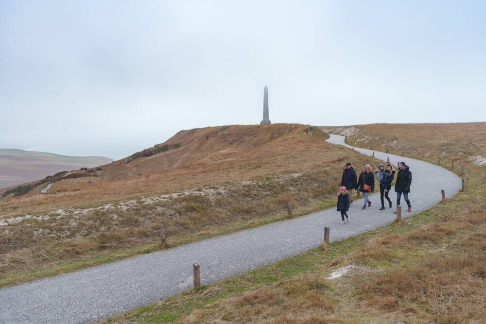 Une famille en promenade au Cap Blanc-Nez dans un paysage hivernal du plus bel éclat.