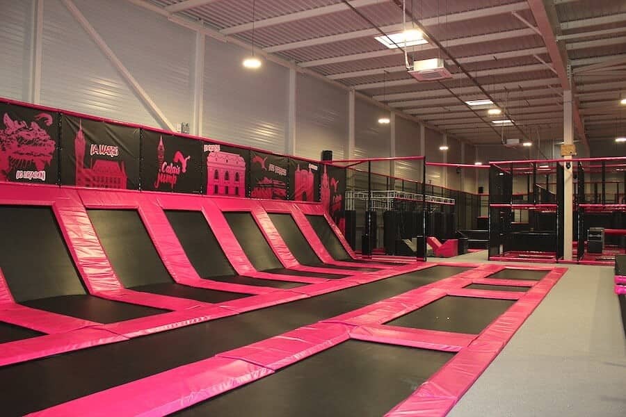 Les nombreux trampolines géants du Parc intérieur Calais Jump.