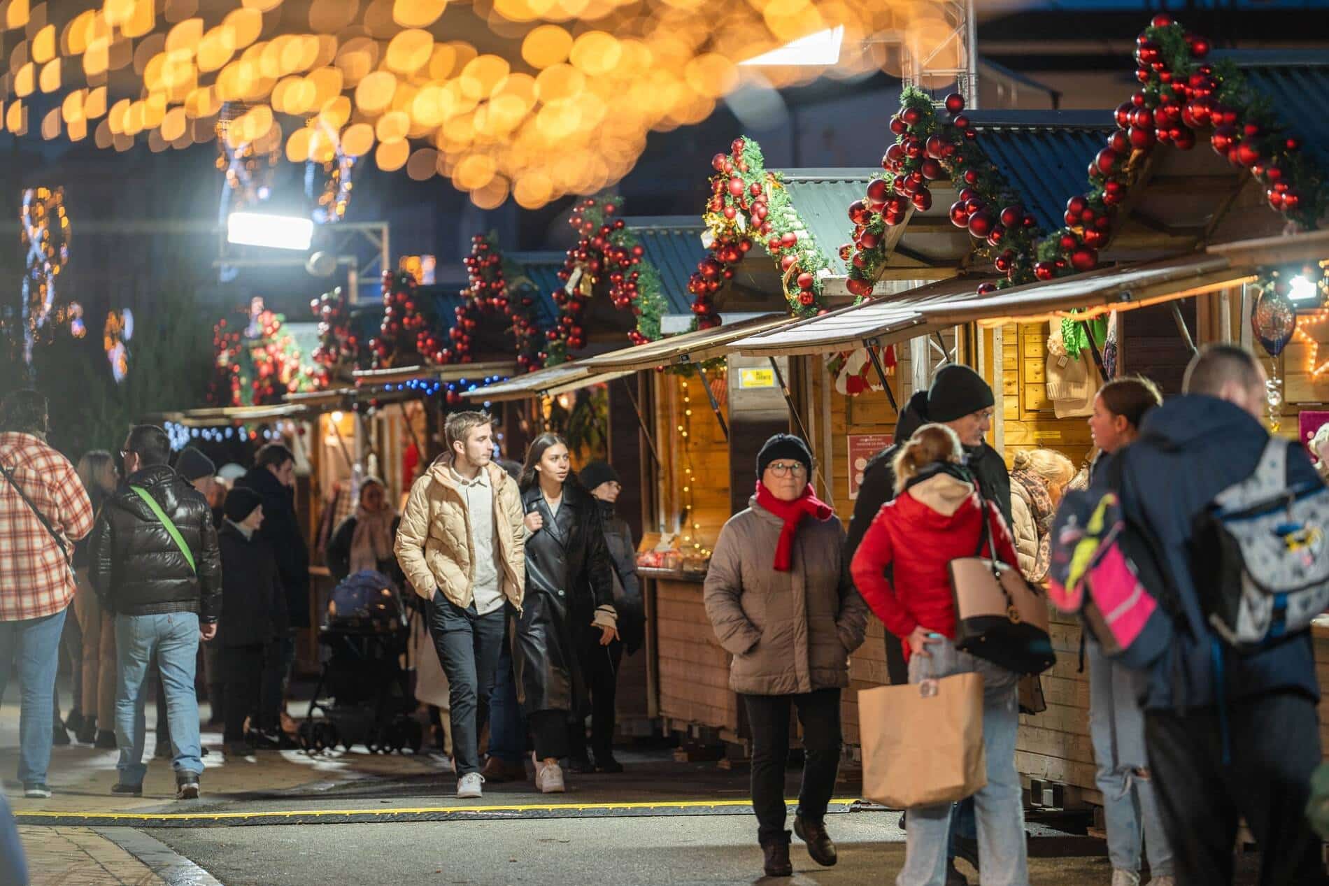 Les allées du marché de Noël de Calais sur la Place du Théâtre illuminée des décorations de fêtes.