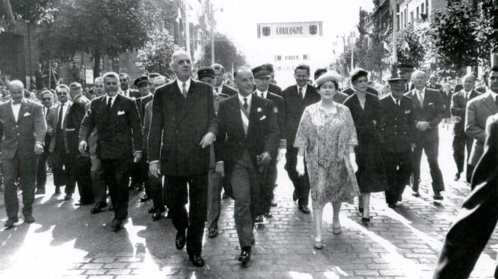 Yvonne aux côtés de son mari et de son frère sur le boulevard Jacquard en 1959.