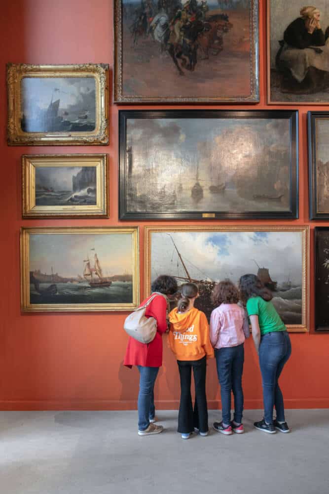 Groupe à la découverte des œuvres du Musée des Beaux-Arts de Calais et ses collections permanentes.