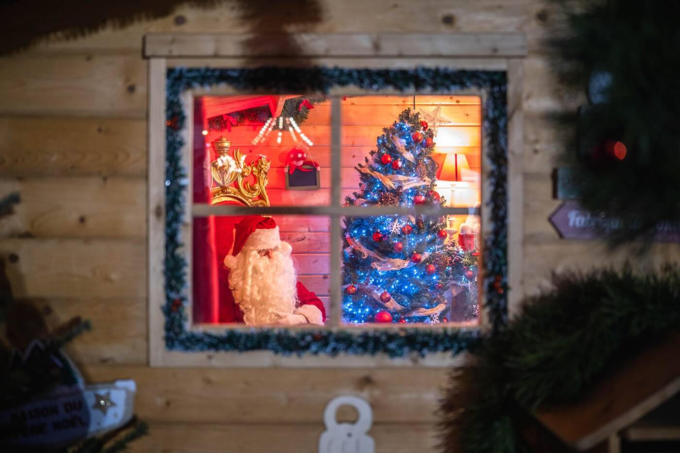 Vue par la fenêtre du Chalet du Père Noël de la Place du Théâtre de Calais.