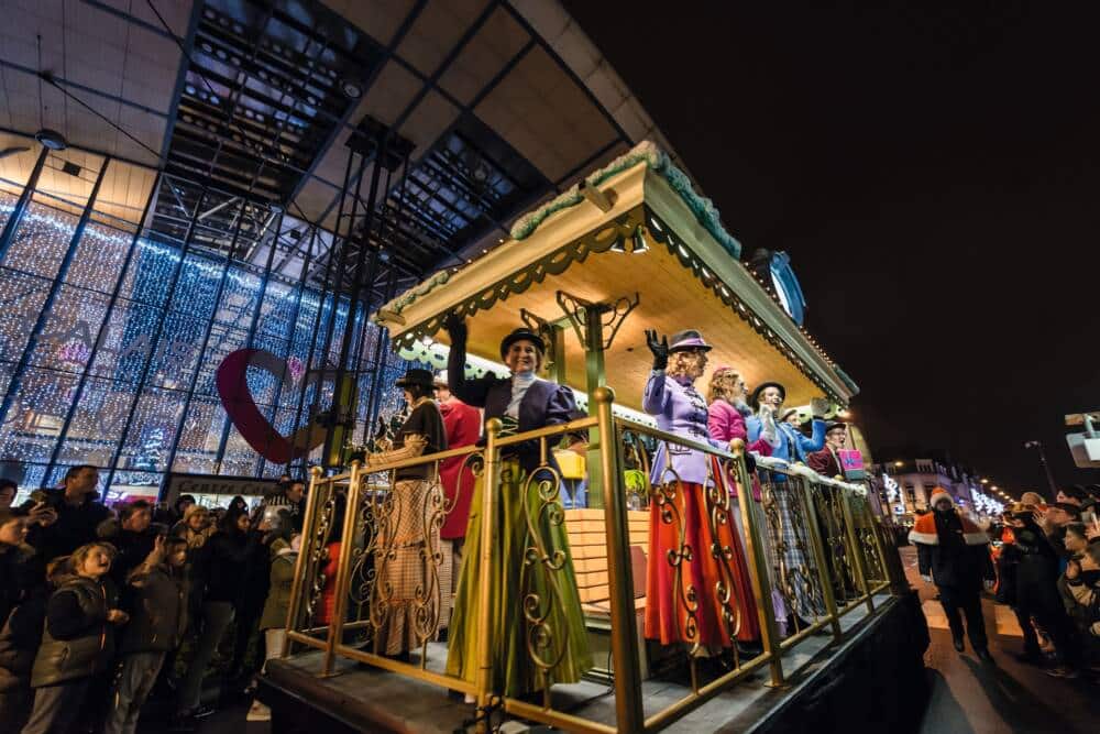 Chars lumineux de la parade de Noël de Calais au cœur de la ville et ses illuminations