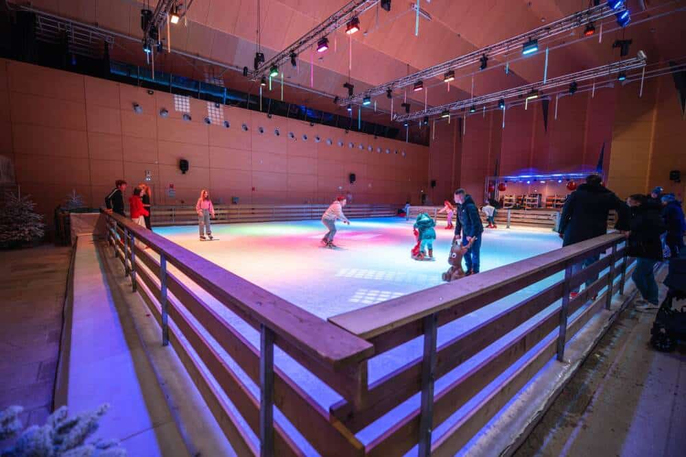 Sous la Halle ouverte de la Place d'Armes de Calais, la patinoire de Noël offre la joie et le plaisir de patiner en plein cœur de ville.