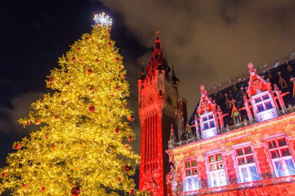 Illuminations et sapin de Noël de la Place du Soldat Inconnu au pied du majestueux Beffroi.