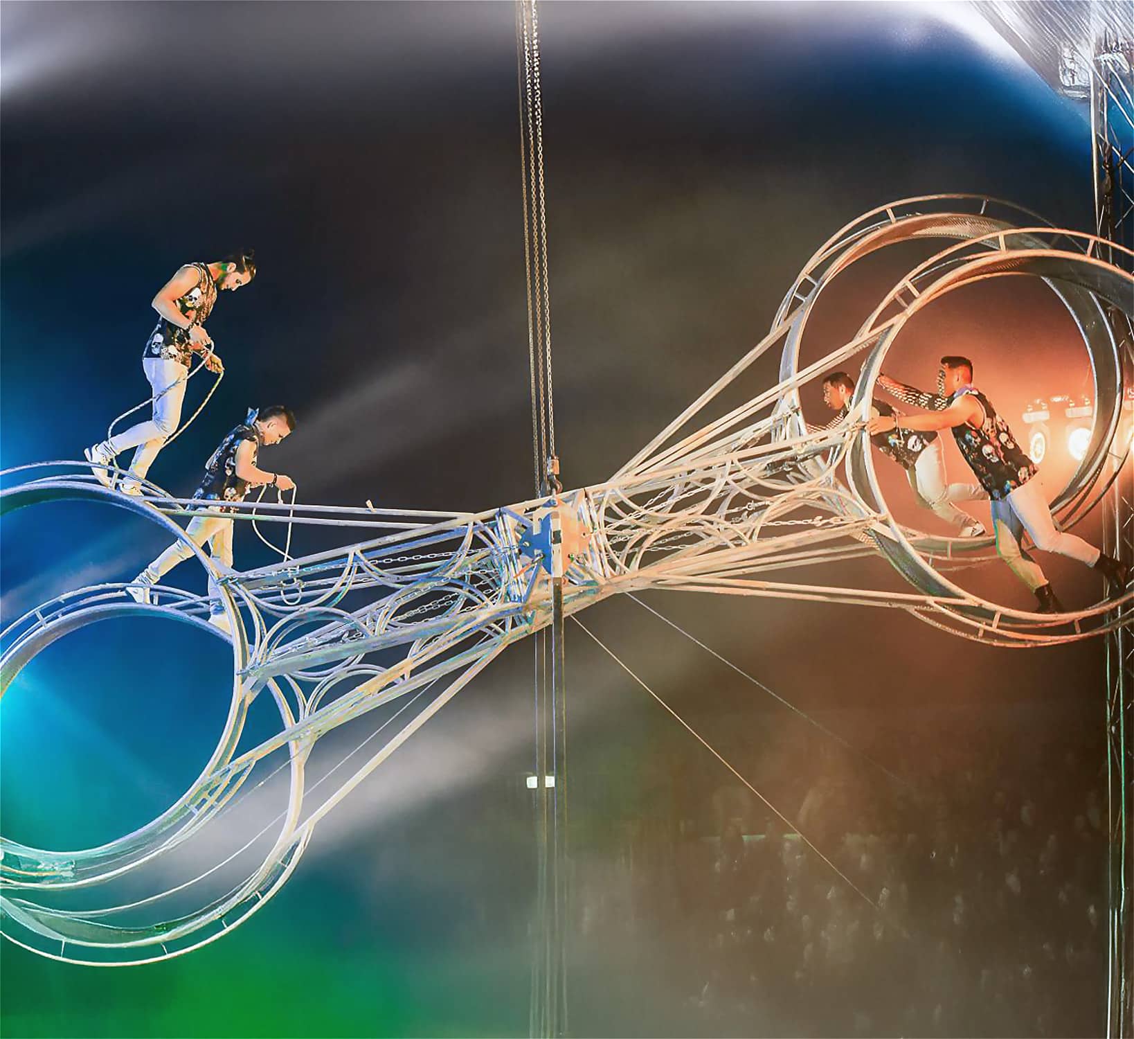 Quatre artistes du cirque Calais Générosité font leur numéro sur la grande roue de la mort.