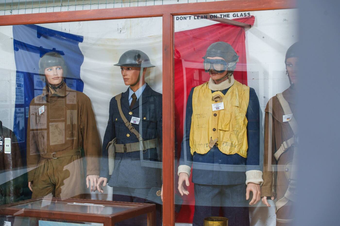 Tenues d'époques et vêtements présentés dans les salles d'exposition du Musée Mémoire 39-45 à Calais.