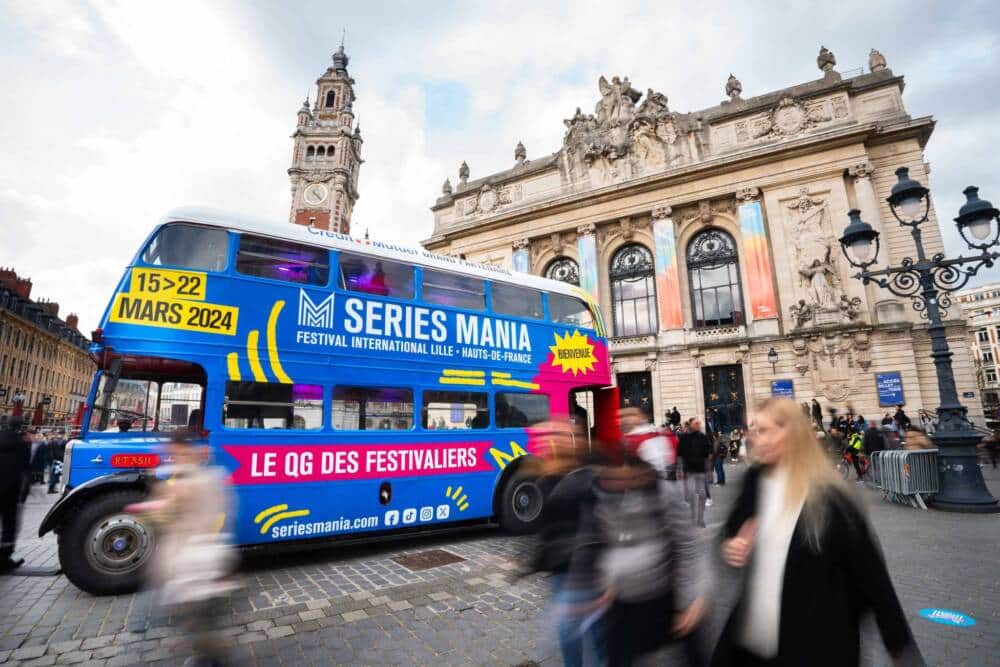 Le bus aux couleurs vives du festival Séries Mania, ici photographié à Lille, fera escale à Calais le 5 mars 2025. Véritable QG itinérant des festivaliers, il annonce l’événement incontournable dédié aux séries télévisées, offrant animations et rencontres pour les passionnés du petit écran.