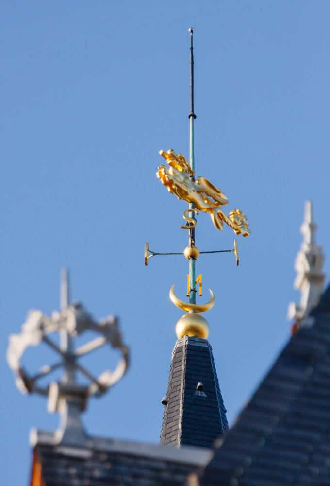 La girouette en forme de dragon, fièrement perchée au sommet du beffroi de l’Hôtel de Ville de Calais, symbole de la ville et de son patrimoine.