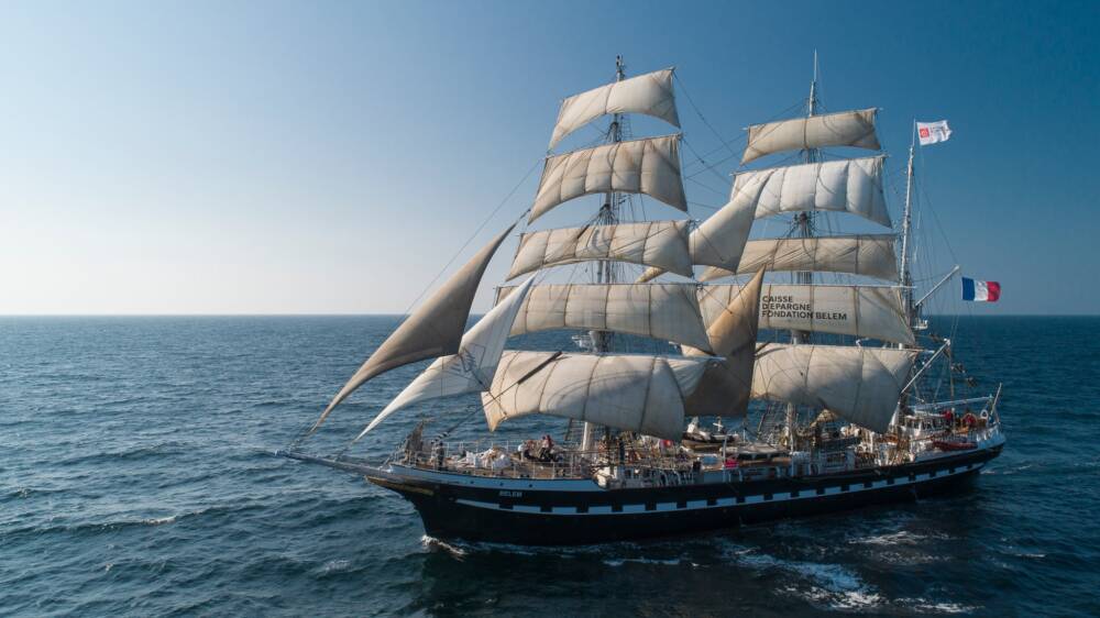 Le Belem, majestueux trois-mâts français, naviguant en haute mer sous voiles. Ce navire historique, dernier grand voilier de commerce français du XIXe siècle encore en activité, fera escale à Escale à Calais, offrant une immersion unique dans le patrimoine maritime.