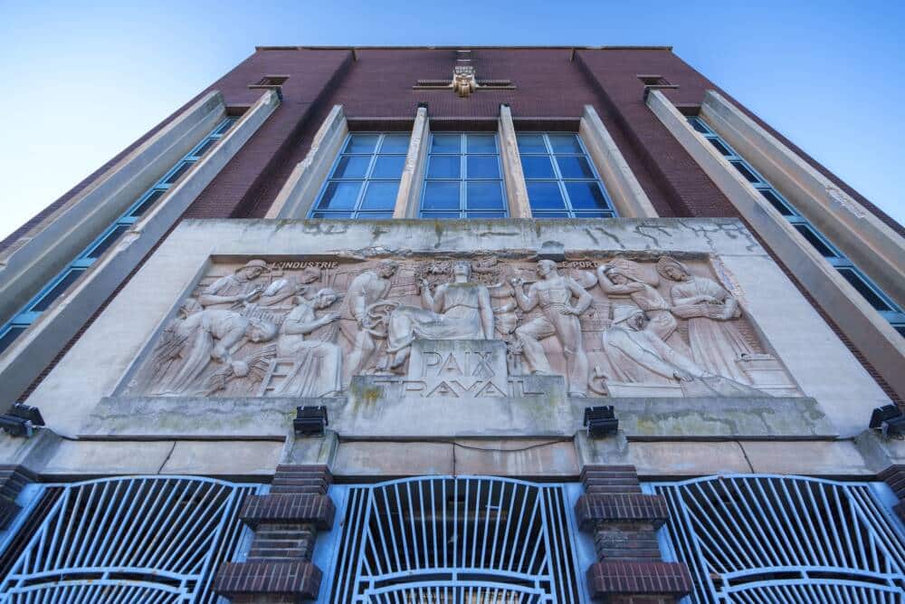 Vue du bas relief de la bourse du travail située Place Crèvecoeur à Calais, de style art déco.