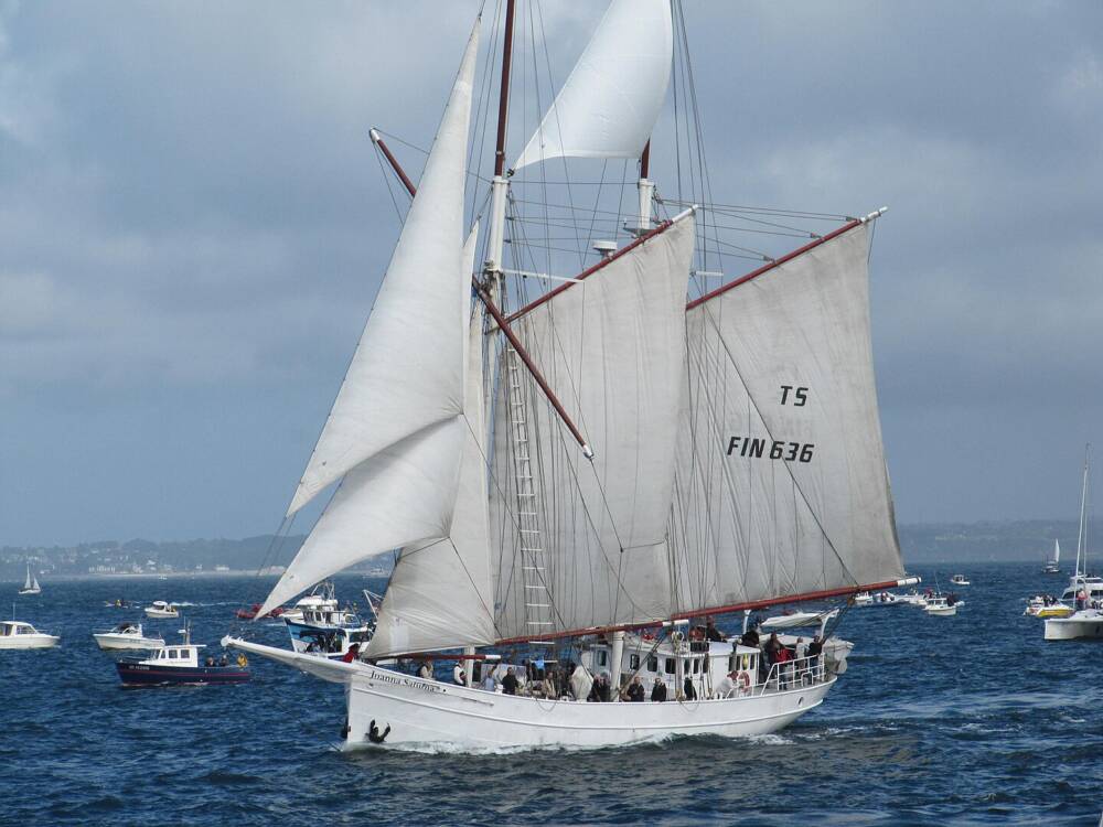 Le voilier historique Joanna Saturna naviguant en pleine mer sous ses grandes voiles blanches. Ce majestueux trois-mâts sera présent à Escale à Calais, offrant aux visiteurs une immersion dans l’univers de la marine traditionnelle et des grands voiliers.