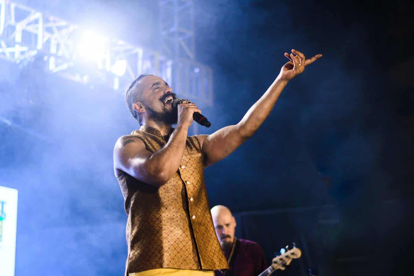 AKI KUMAR est sur scène et partage en chanson un moment avec son public