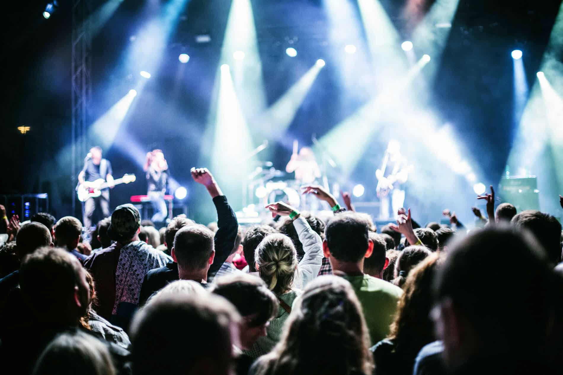 Une foule face à la scène d'un concert.